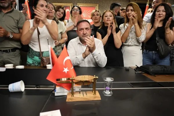 Mutlak Butlan Sonrası CHP'de Sular Durulmuyor! İzmir'de İl Başkanlığı Binasında Arbede